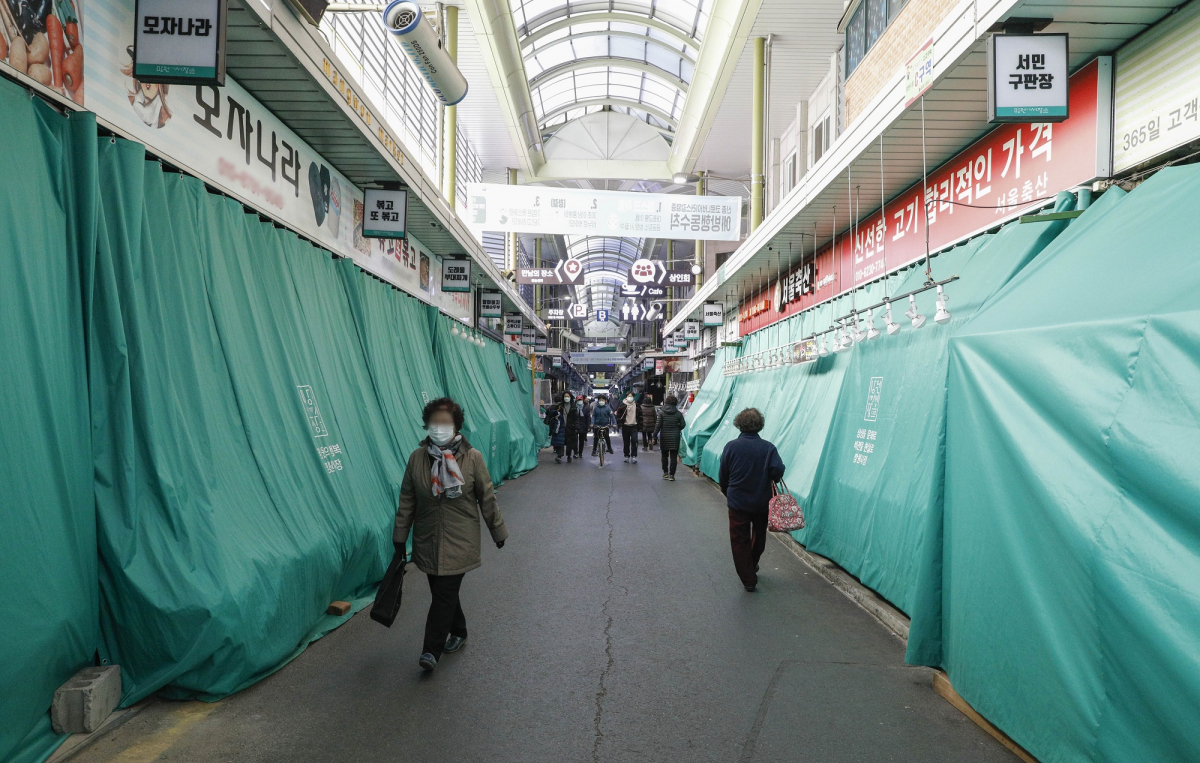▲11일 오후 신종 코로나바이러스 감염증(코로나19) 확진자가 다녀간 것으로 확인돼 임시 휴업에 들어간 서울 마포구 망원시장 점포들이 닫혀 있다.  (뉴시스)