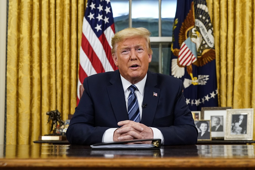 ▲도널드 트럼프 미국 대통령이 11일(현지시간) 백악관 집무실에서 신종 코로나바이러스 감염증(코로나19)과 관련해 대국민 연설을 하고 있다. (AP/뉴시스)