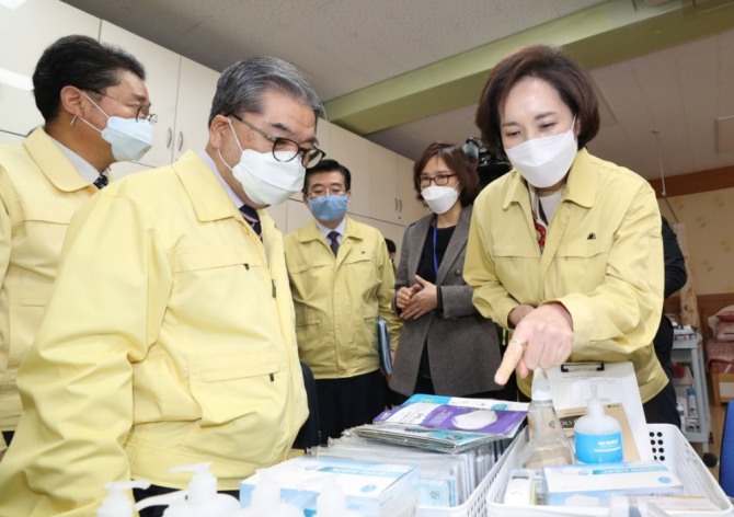 ▲유은혜 사회부총리 겸 교육부 장관은 12일 신종 코로나바이러스 감염증(코로나19) 대응 점검을 위해 방문한 경기 수원시 매탄초등학교에서 추가 개학 연기 가능성을 두고 "속단하기 어렵다"고 밝혔다. (제공=교육부)
