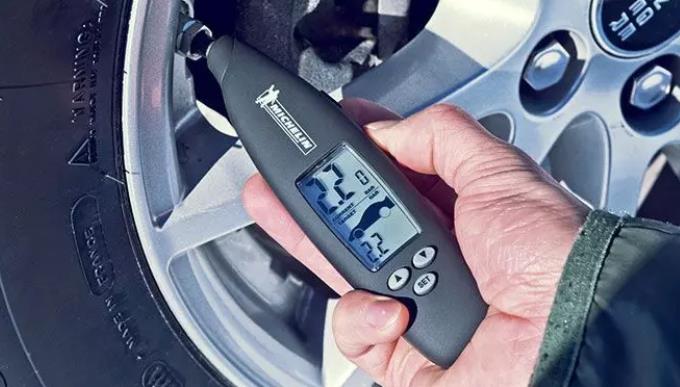 ▲겨우내 사용했던 윈터 타이어는 기온 7도가 넘어갈 때 사계절 범용 타이어로 교체한다. 이박에 공기압 점검은 필수적인 봄철 타이어 안전관리 항목 가운데 하나다. (사진제공=미쉐린코리아)