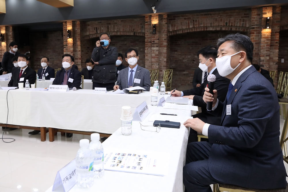 ▲박양우 문화체육관광부 장관이 12일 오후 서울 종로구 한국교회 100주년 기념관에서 열린 코로나19 사태에 따른 한국교회총연합 긴급 상임회장회의에서 발언하고 있다. (연합뉴스)