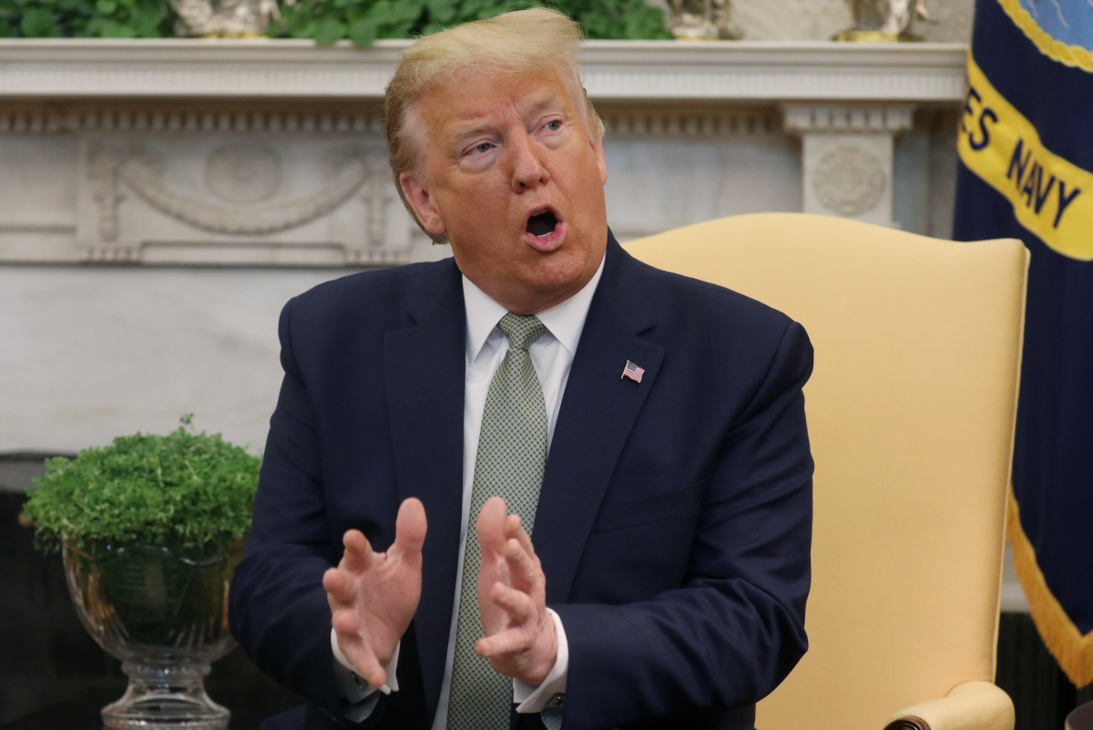 ▲도널드 트럼프 미국 대통령이 12일(현지시간) 백악관에서 리오 버라드커 아일랜드 총리와 회담에 들어가기 전 취재진의 질문에 답하고 있다. 워싱턴/로이터연합뉴스