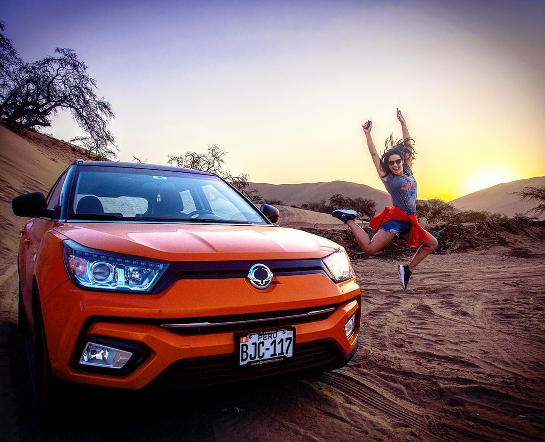 ▲쌍용차는 젊은 고객층을 대상으로 인플루엔서 마케팅에 나서며 중남미 시장을 공략하고 있다. 페루의 배우 나탈리아 살라스(Natalia Salas)가 티볼리와 함께 촬영한 사진.  (사진제공=쌍용차)