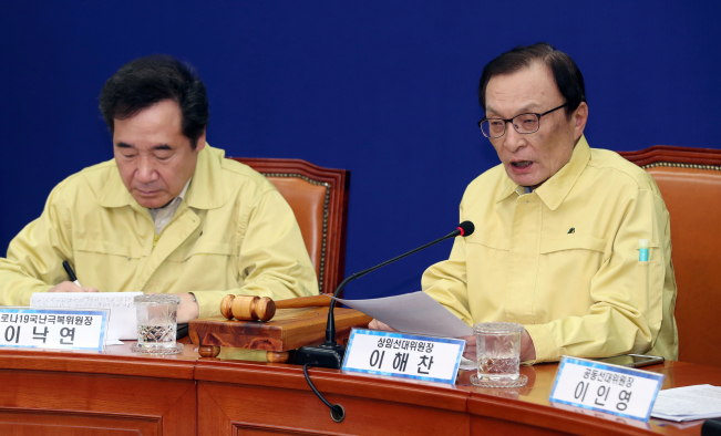 ▲더불어민주당 이해찬 대표가 13일 오전 국회에서 열린 더불어민주당 코로나19 국난극복위원회-중앙선거대책위원회 연석회의에서 발언하고 있다. 왼쪽은 이낙연 코로나19 국난극복위원회 위원장. (연합뉴스)