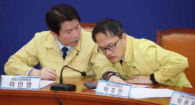 ▲더불어민주당 이인영 원내대표(왼쪽)와 박주민 공동선대위원장이 13일 오전 국회에서 열린 더불어민주당 코로나19 국난극복위원회-중앙선거대책위원회 연석회의에서 대화하고 있다. (연합뉴스)