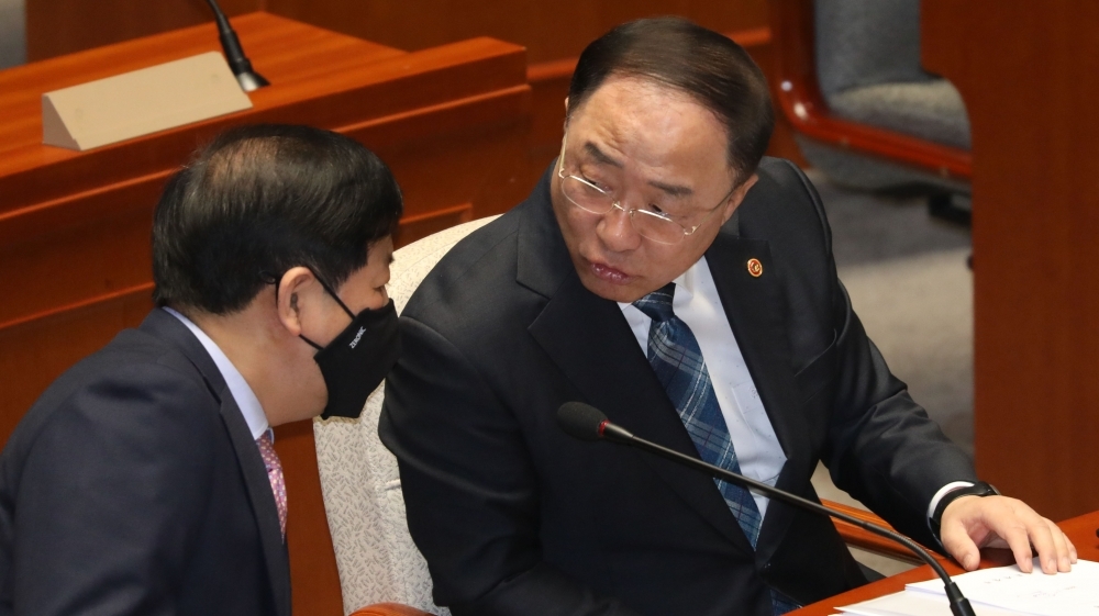 ▲홍남기(오른쪽) 부총리 겸 기획재정부 장관과 구윤철 기재부 2차관이 11일 서울 여의도 국회에서 열린 신종 코로나바이러스 감염증(코로나19) 대응 추경안 심사를 위한 예산결산특별위원회 종합정책질의에서 대화하고 있다. 신태현 기자 holjjak@ (이투데이DB)