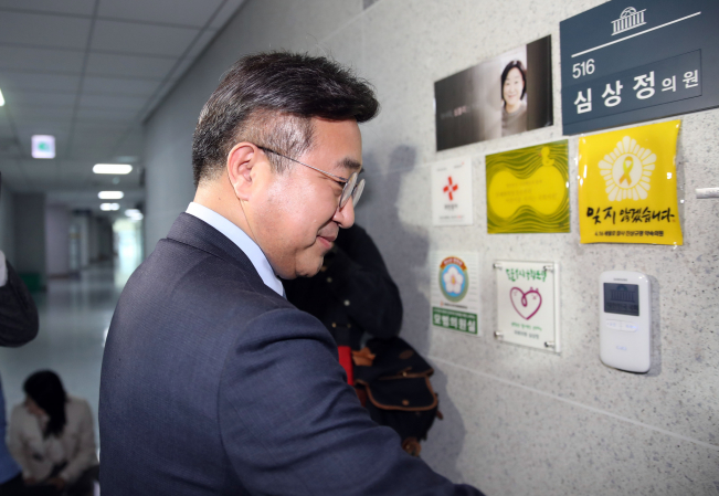 ▲더불어민주당 윤호중 사무총장이 13일 오후 국회 의원회관에서 정의당 심상정 대표에게 비례연합정당 참여 제안 논의를 위해 심상정 의원실로 향하고 있다. (연합뉴스)