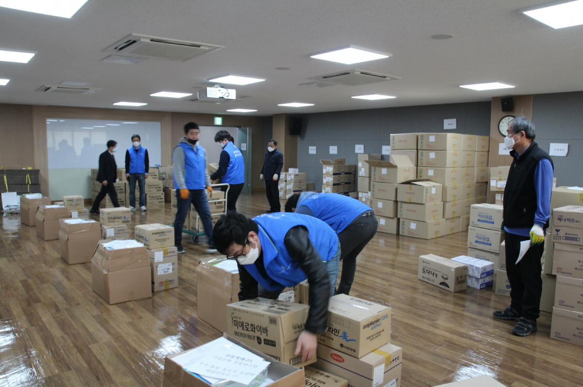 ▲13일 서울 서초구 방배동 한국제약바이오협회 2층 오픈이노베이션플라자에서 협회 임직원과 동아쏘시오그룹 CSR팀이 대구 경북 등 5개 지역에 지원하기 위한 ‘제약바이오기업 코로나19 긴급 구호품’을 옮기고 있다. (사진제공=한국제약바이오협회)