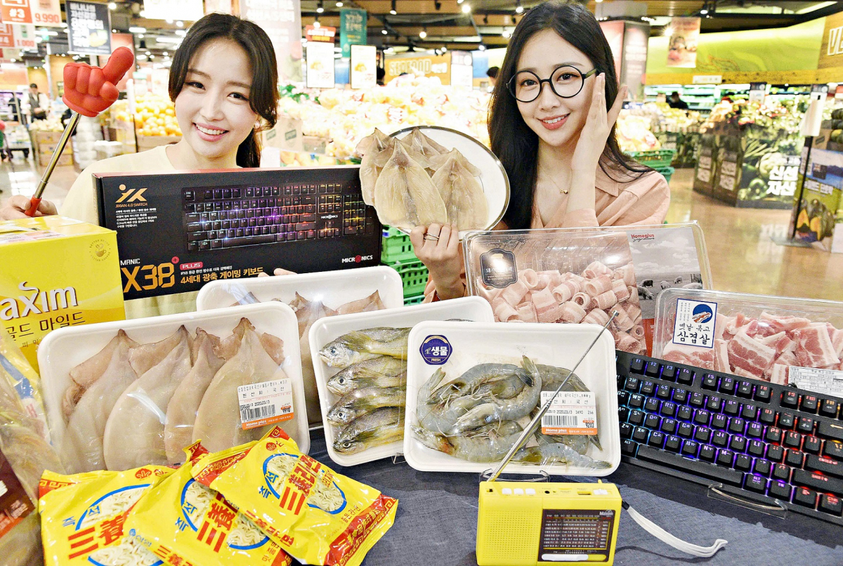 ▲홈플러스 강서점에서 모델들이 '역발상 아이디어 상품'을 선보이고 있다.  (사진제공=홈플러스)