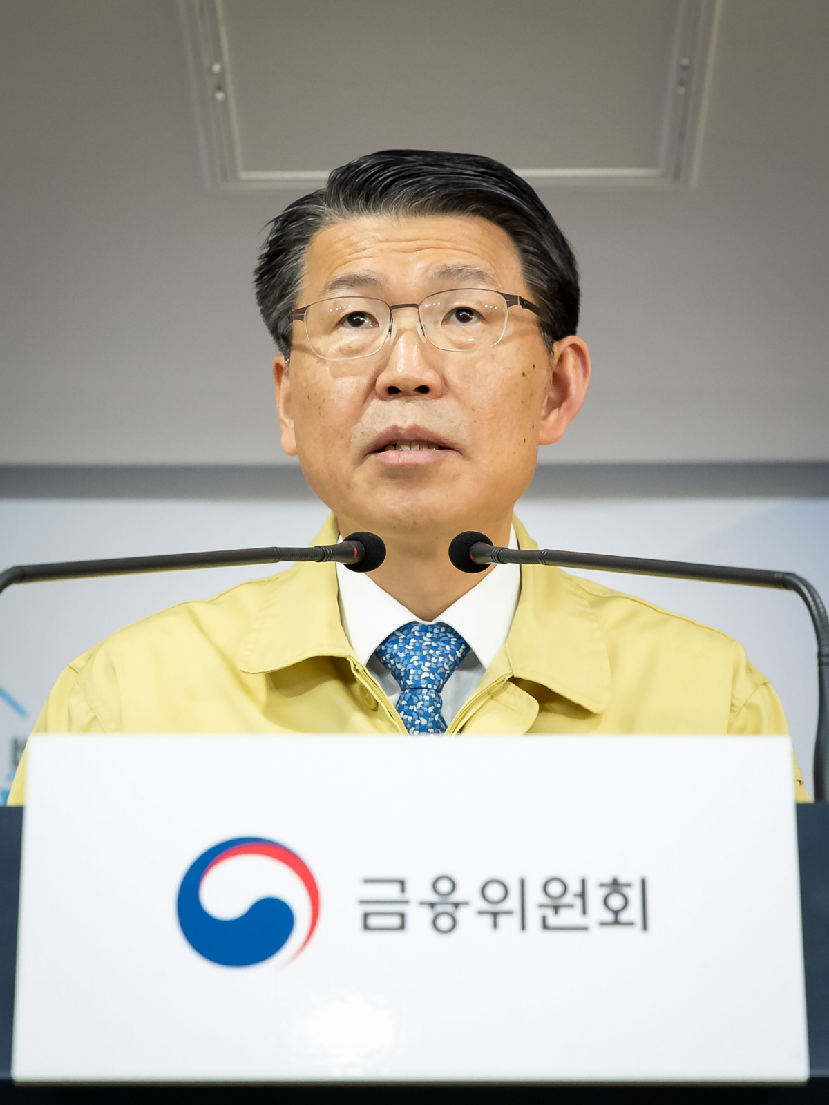 ▲은성수 금융위원장이 13일 정부서울청사 합동브리핑실에서 시장 안정조치를 발표하고 있다. (사진=금융위원회)