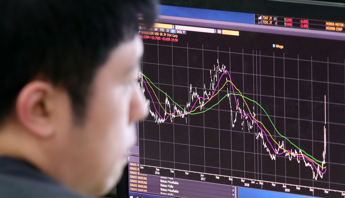 ▲13일 오후 서울 을지로 하나은행 본점 딜링룸에서 한 외환딜러가 모니터 화면을 바라보며 생각에 잠겨 있다. (연합뉴스)