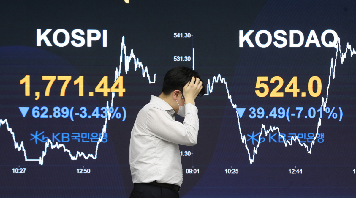 ▲13일 오후 서울 여의도 KB국민은행 딜링룸에서 한 직원이 자리로 향하고 있다. 이날 코스피는 전 거래일보다 62.89포인트(3.43%) 떨어진 1771.44에 거래를 마쳤다. (연합뉴스)