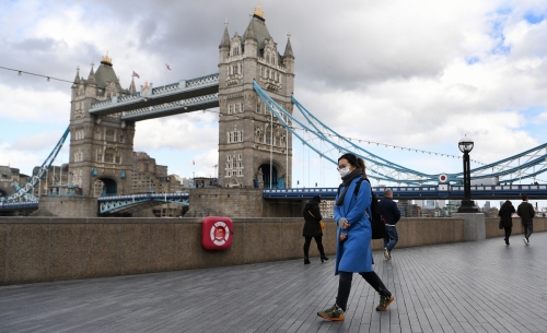 ▲영국 런던 타워브릿지 옆을 한 여성이 마스크를 쓴 채 지나가고 있다. 런던/EPA연합뉴스 

