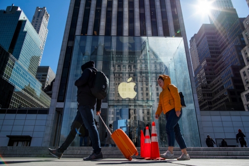 ▲미국 뉴욕에 있는 문 닫힌 애플 매장 앞을 사람들이 지나가고 있다. 뉴욕/로이터연합뉴스 
