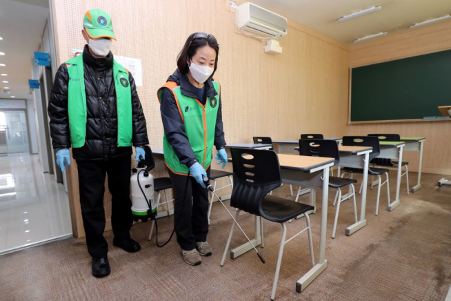 ▲서울 강남구가 13일부터 구민 300여 명으로 구성된 ‘자율방재단’과 함께 코로나19 지역 확산을 막기 위해 학원가가 밀집된 대치동 등에서 방역활동을 시작했다. (사진 = 강남구)