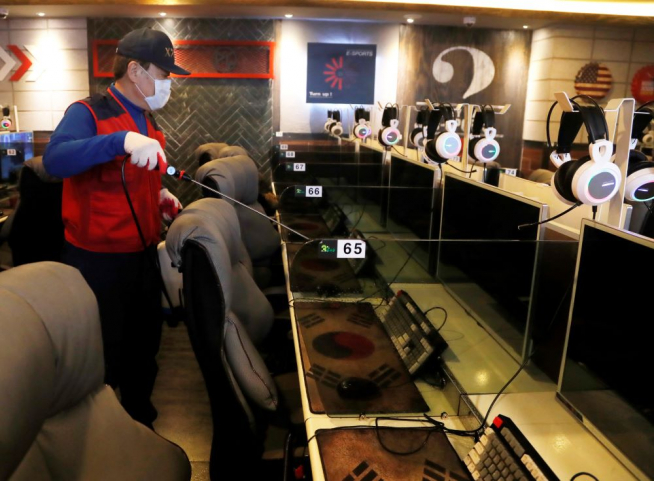 ▲송파구는 최근 PC방, 노래연습장 등에서의 코로나19 집단감염이 증가함에 따라 밀접접촉 가능성이 높은 사업장에 대한 집중 방역을 실시했다. (사진 = 송파구)