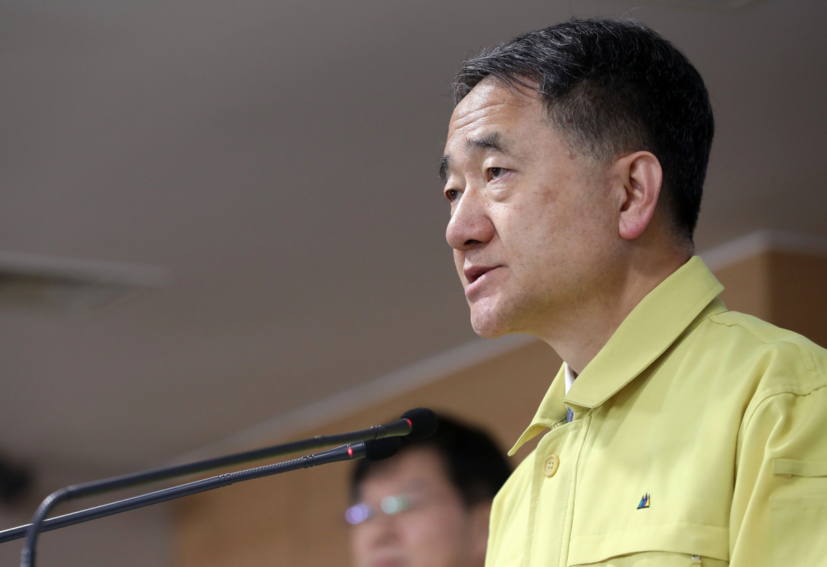 ▲박능후 중앙재난안전대책본부 1차장(보건복지부 장관)이 15일 오후 서울 종로구 세종로 정부서울청사에서 코로나19 대응 현황 및 계획을 발표하고 있다. (뉴시스)