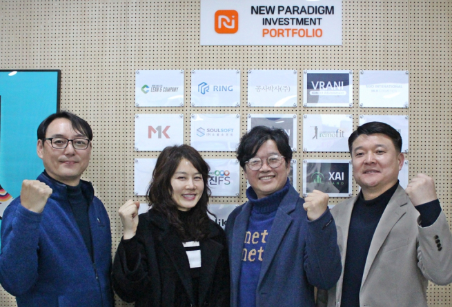 ▲왼쪽부터 뉴패러다임인베스트먼트 박제현 공동대표, 고양이수염 이인자 공동대표, 이상우 공동대표, 뉴패더라임인베스트먼트 배상승 공동대표