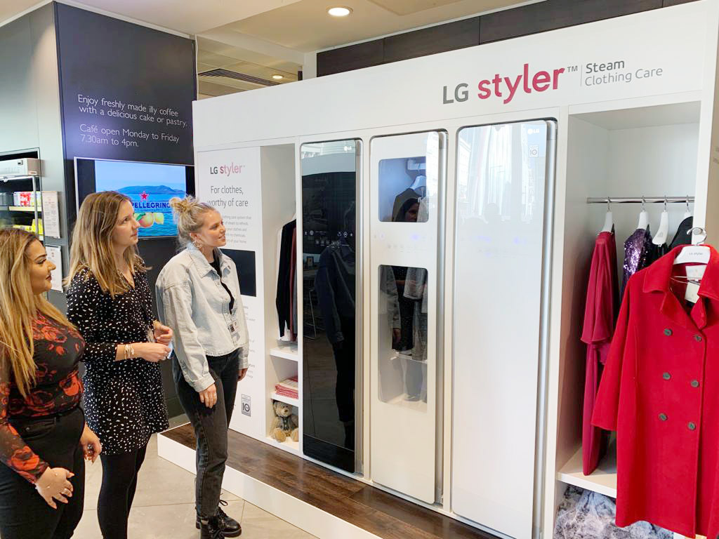 ▲LG전자가 이달 9일부터 20일까지 2주간 프리미엄 백화점을 운영하는 ‘존 루이스(John Lewis)’의 英 런던 소재 본사 1층에 LG 스타일러 체험존을 운영하고 있다. 현지 고객들이 신개념 의류관리기 LG 스타일러를 살펴보고 있다. (사진제공=LG전자)