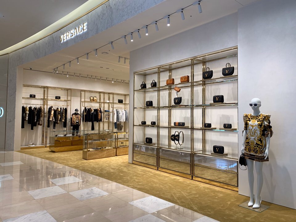 ▲힙합 뮤지션의 잇템이 온라인에...베르사체 수원점 매장사진 (사진제공=롯데쇼핑)