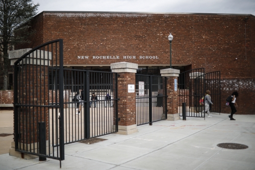 ▲뉴욕 뉴로셸 고등학교에서 10일(현지시간) 학생들이 수업이 취소돼 학교를 떠나고 있다. 뉴욕/AP뉴시스

