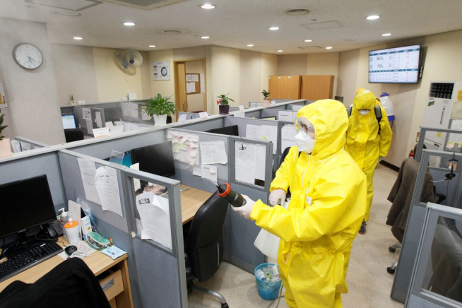 ▲동 방역단이 관내 콜센터 사무실 방역을 실시하고 있다. (사진 = 동작구)