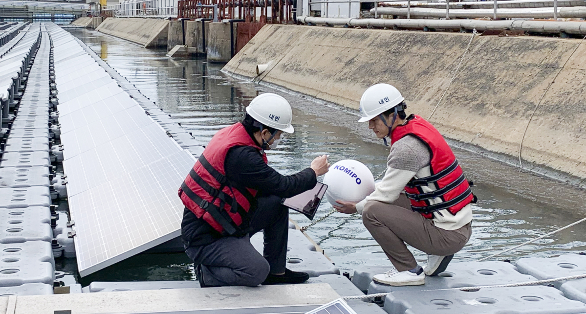 ▲보령발전본부 내 자가발전식 위치추적 스마트 부이 현장테스트 모습. (사진제공=한국중부발전)