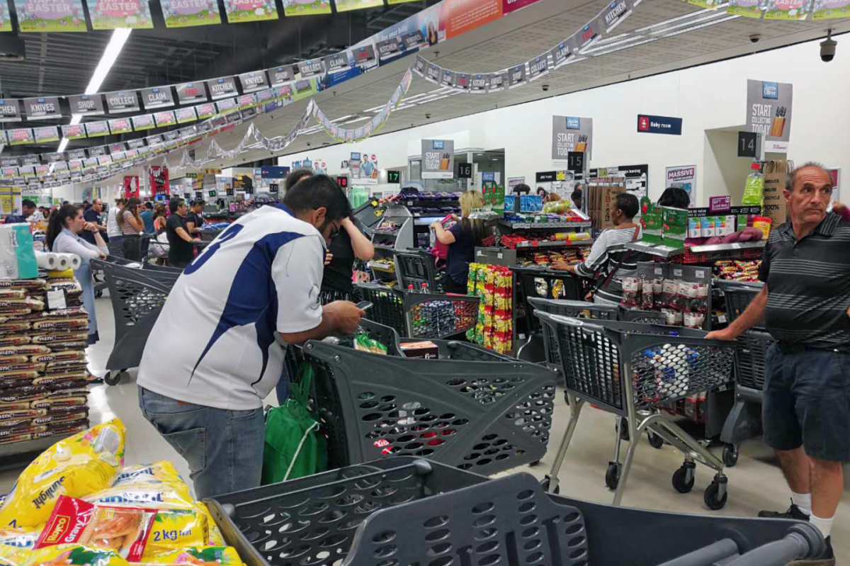 ▲15일(현지시간) 남아프리카공화국 요하네스버그의 한 슈퍼마켓에서 쇼핑객들이 계산을 위해 순서를 기다리고 있다. 시릴 라마포사 남아공 대통령은 이날 전국에 중계된 연설을 통해 신종 코로나바이러스 감염증(코로나19) 관련 '국가재난사태'를 선포했다. (신화/뉴시스)