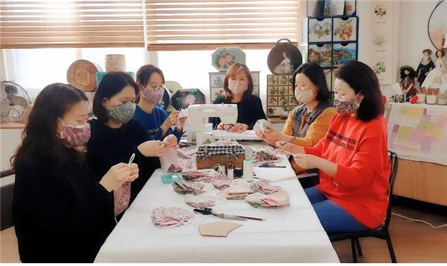 ▲천마스크를 제작하고 있는 마을예술창작소 세바퀴 운영진과 주민 (사진 = 서울시)