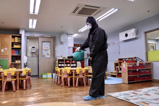 ▲한샘홈케어 전문가가 수원 홀트아동복지회 교실에서 방역을 하고 있다.