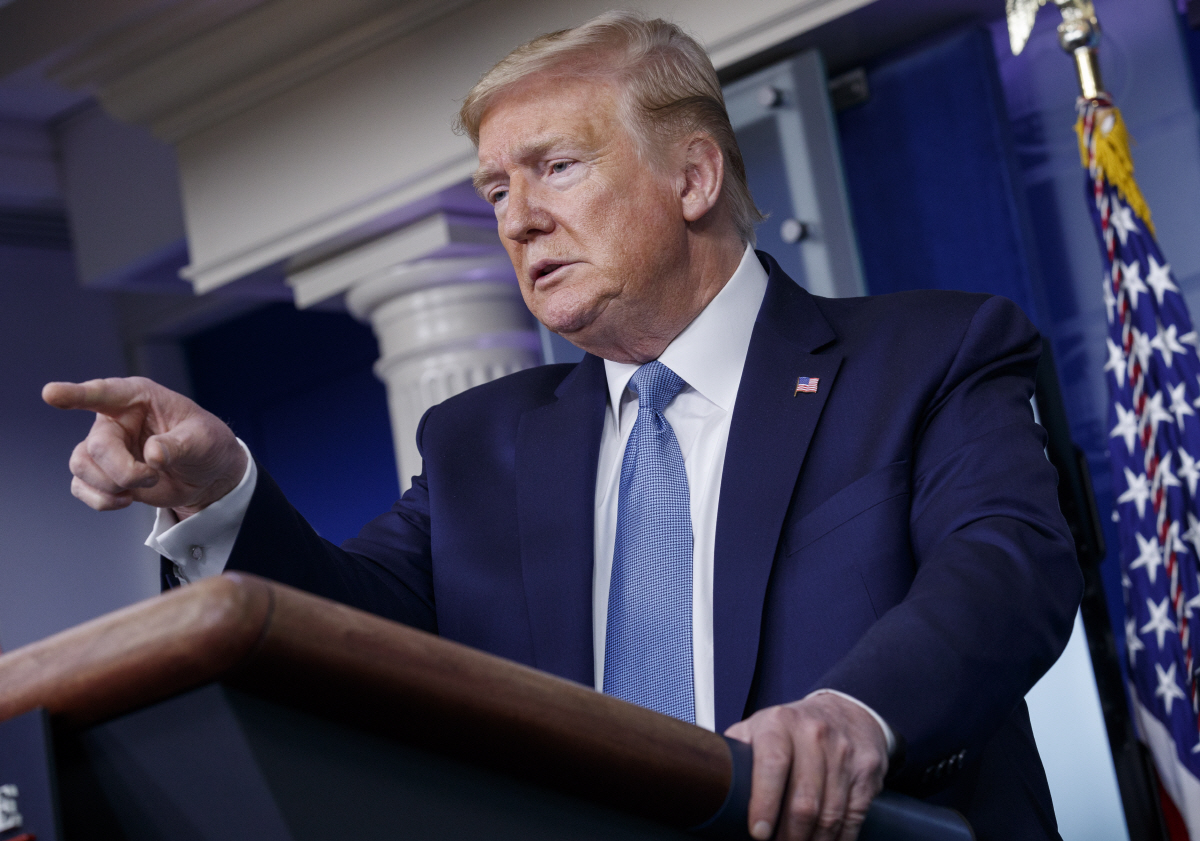 ▲도널드 트럼프 미국 대통령이 16일(현지시간) 백악관에서 열린 코로나19 대응 태스크포스 언론 브리핑에서 기자들의 질문에 답하고 있다. 워싱턴DC/EPA연합뉴스