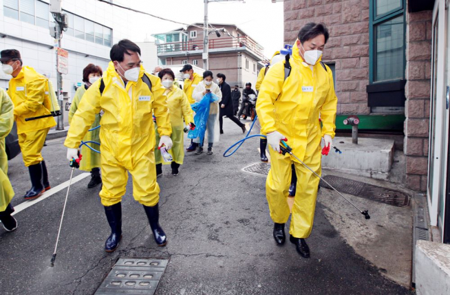 ▲이창우 동작구청장이 코로나19 확산 방지를 위해 주민들과 관내 방역작업을 하고 있다. (사진 = 동작구)