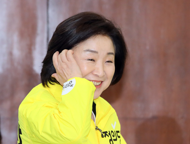 ▲정의당 심상정 대표 및 상임선대위원장이 17일 국회에서 열린 기자간담회에서 밝게 웃으며 입장하고 있다. (연합뉴스)