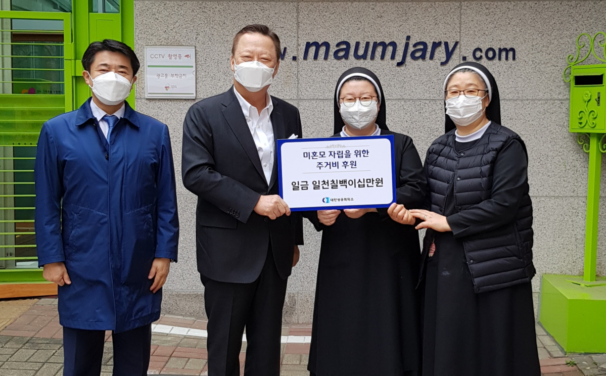 ▲박용만(왼쪽 두 번째) 대한상의 회장이 17일 임직원들과 서울 강서구 마음자리를 방문해 후원금을 전달한 뒤 기념사진을 찍고 있다. (사진제공=대한상의)