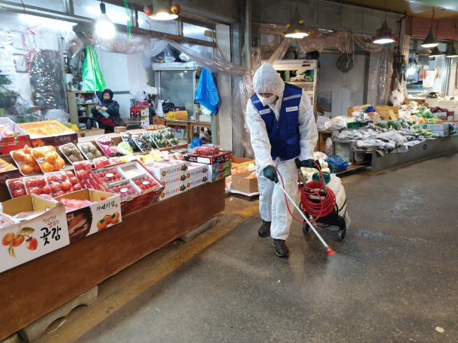 ▲통인시장 방역 모습. (출처=종로구)