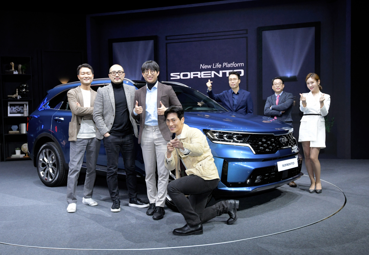 ▲4세대 쏘렌토 온라인 런칭 토크쇼 ‘쏘렌토 톡톡(SORENTO Talk Talk)’의 촬영 현장에서 패널들이 4세대 쏘렌토와 기념 촬영을 하고 있다. 왼쪽부터 기아차 서하준 국내상품운영팀장, 기아차 김택균 기아외장디자인2팀장, 카레이서 강병휘, 방송인 김재우, 기아차 이동열 국내마케팅팀장, 국민대 자동차운송디자인학과 겸임교수 권용주, 아나운서 공서영.  (사진제공=기아차)