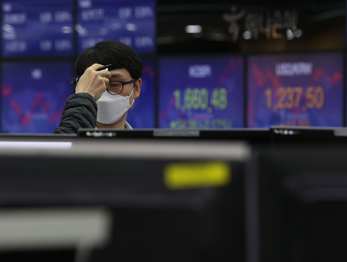 ▲코스피가 급락세로 출발한 17일 오전 서울 중구 하나은행 본점 딜링룸에서 한 직원이 발열 체크를 하고 있다.  (연합뉴스)