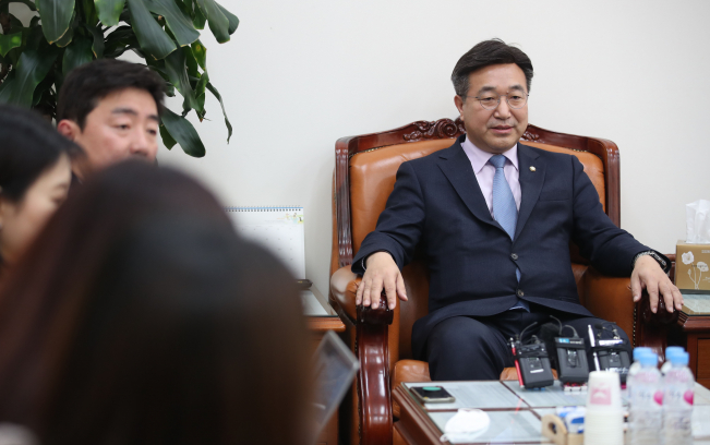 ▲더불어민주당 윤호중 사무총장이 17일 오후 국회 민주당 사무총장실에서 더불어민주당, 기본소득당, 시대전환, 가자평화당, 평화인권당 비례연합 플랫폼 '시민을 위하여' 참여 관련 브리핑을 하고 있다. (연합뉴스)