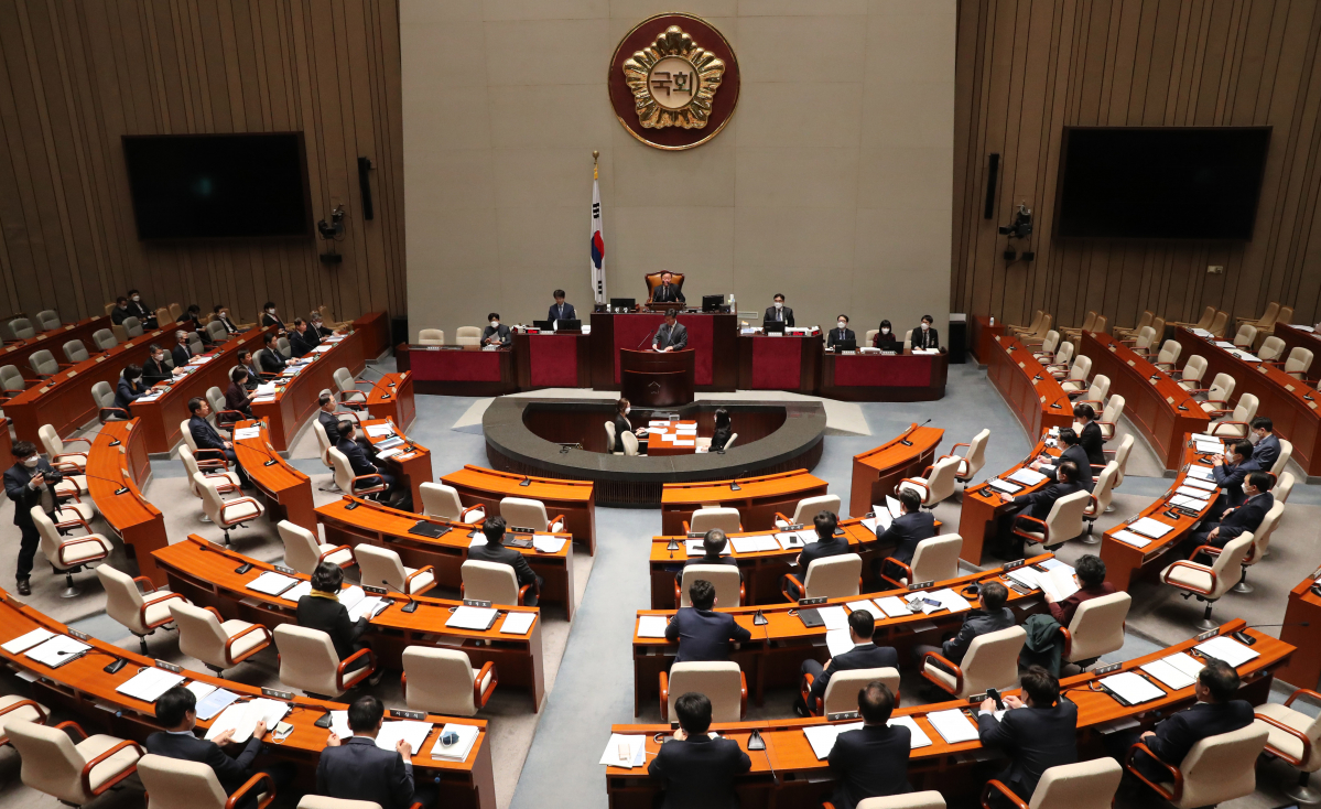 ▲11조7천억원 규모의 신종 코로나바이러스 감염증 확산 대응 추가경정예산안이 17일 오후 국회 예결위  전체회의에서 통과됐다. 예결위원들이 추경안을 심의하고 있다.  (연합뉴스)