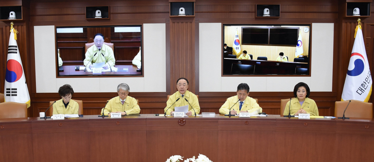 ▲홍남기 경제부총리 겸 기획재정부 장관이 18일 정부서울청사에서 ‘제11차 신종 코로나바이러스 감염증(코로나19) 대응 경제관계장관회의 겸 제1차 위기관리대책회의’를 주재하고 모두발언을 하고 있다. (사진제공=기획재정부)