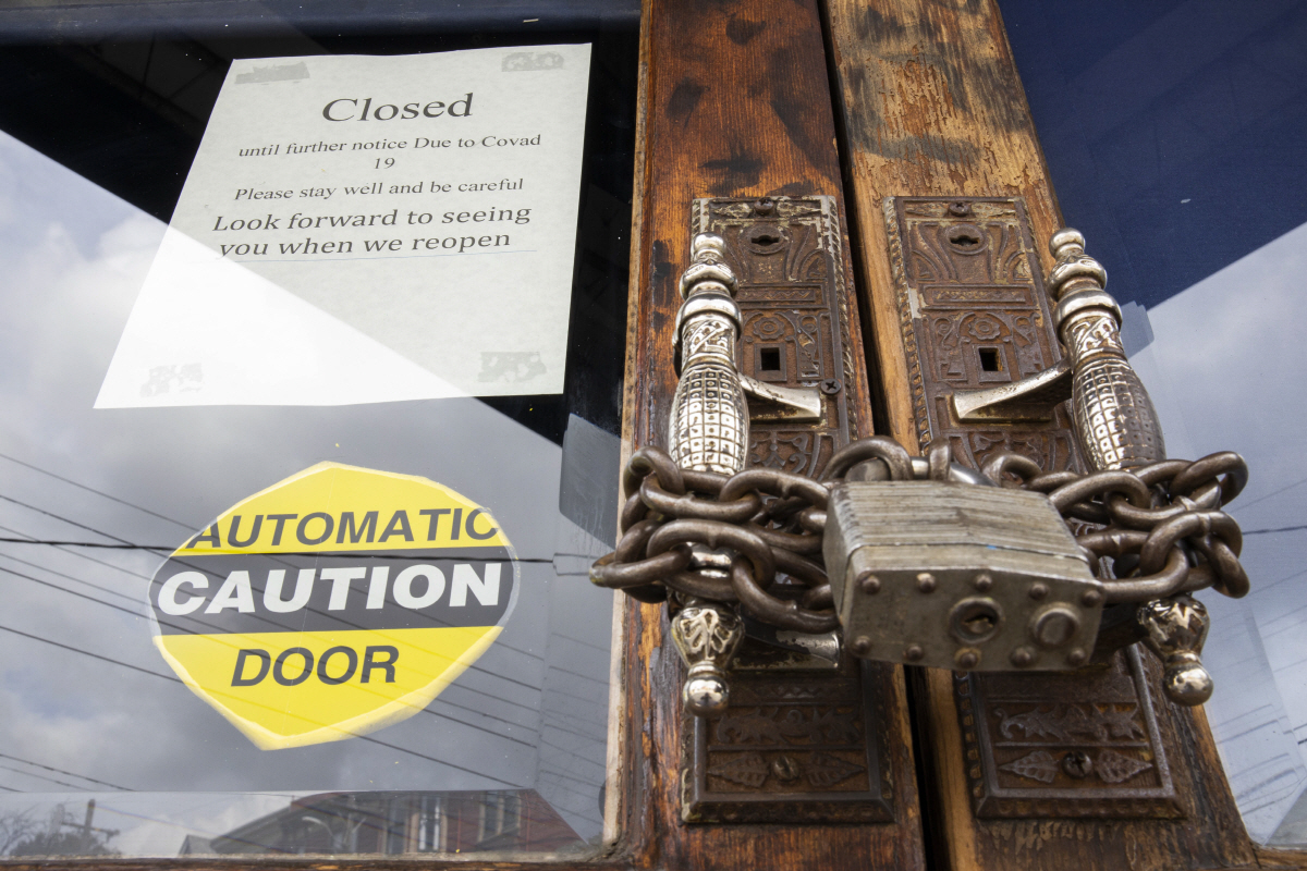 ▲미국 샌프란시스코의 한 바(Bar)가 17일(현지시간) 굳게 잠긴 가운데 코로나19로 문을 닫는다는 안내문이 붙어있다. 샌프란시스코/EPA연합뉴스