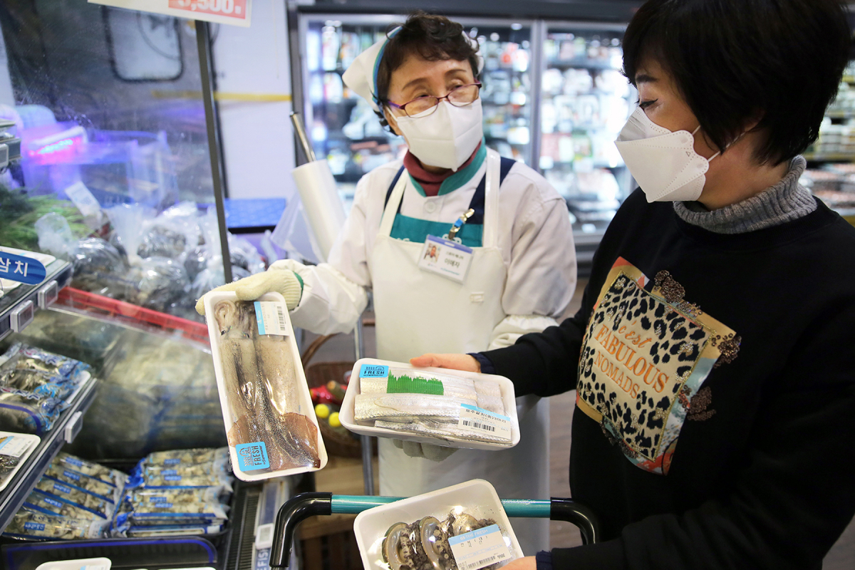 ▲고객이 GS더프레시 매장 수산코너에서 직원과 함께 수산물을 살펴보고 있다 (사진제공=GS리테일)