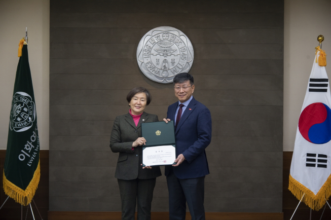 ▲한국바스프가 16일 이화여대 본관에서 열린 기금전달식을 통해 이화여대에 이화미래전략기금 20만 유로(한화 약 2억 6천만원)를 후원했다. 김혜숙 총장(왼쪽)과 김영률 한국바스프 대표이사 회장이 기념촬영을 하고 있다. (사진제공=한국바스프)