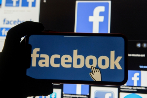 ▲스마트폰 화면에 페이스북 로고가 보인다. 로이터연합뉴스 
