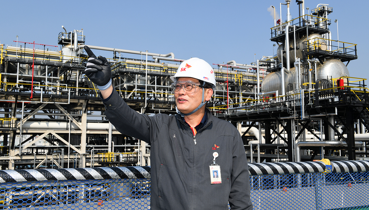 ▲박경환 울산CLX 총괄이 정유설비를 살펴보고 있다. (사진제공=SK이노베이션)