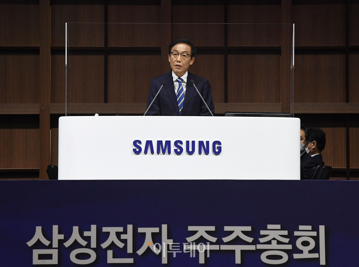 ▲김기남 삼성전자 대표이사 부회장이 18일 경기 수원시 광교중앙로 수원컨벤션센터에서 열린 삼성전자 제51기 정기주주총회에서 발언을 하고 있다. 신태현 기자 holjjak@