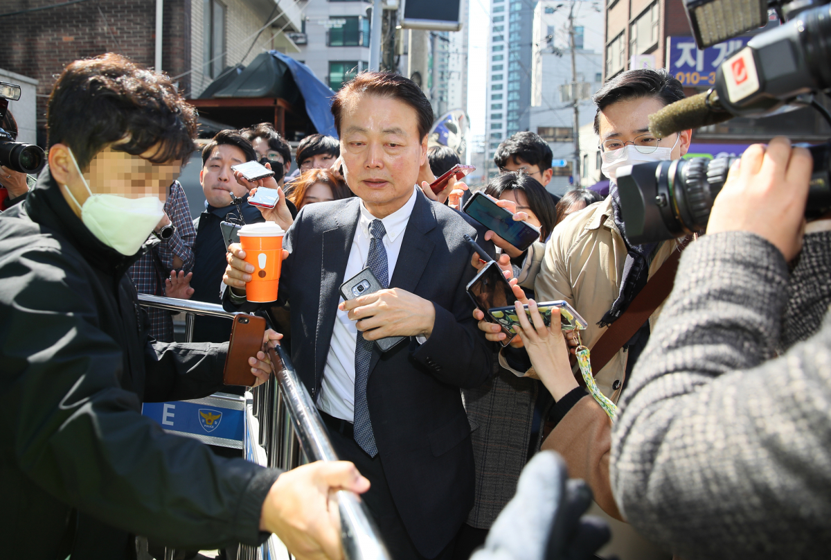 ▲미래한국당 한선교 대표가 18일 오후 서울 영등포구 여의도 미래한국당 당사에서 열린 최고위원회의에 참석하기 위해 당사로 들어서고 있다.  (연합뉴스)