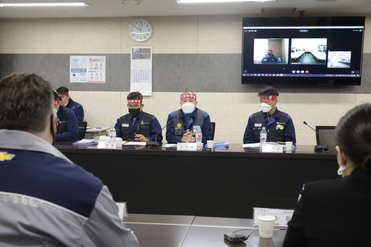 ▲3월 12일 한국지엠 부평공장에서 열린 2019년 임금협상 12차 교섭에서 김성감 노조 지부장(가운데)이 발언하고 있다.  (사진제공=금속노조 한국지엠 지부)