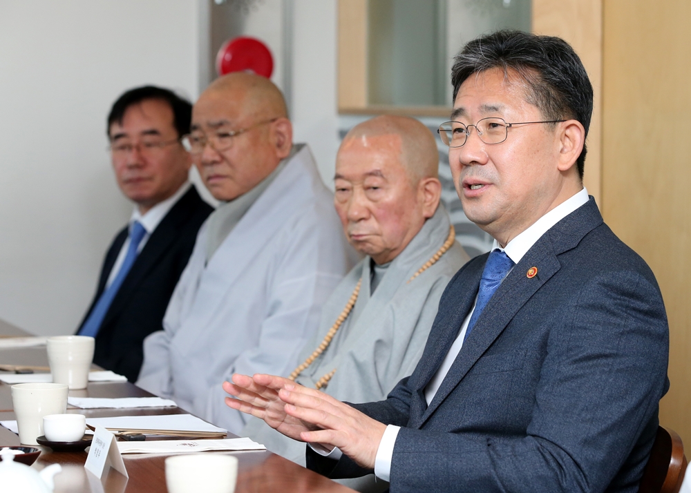 ▲박양우 문화체육관광부 장관이 18일 서울 종로구의 한 식당에서 코로나19 확산방지를 위한 의견을 나누기 위해 한국불교지도자와 간담회를 갖고 있다. (사진 =문화체육관광부)