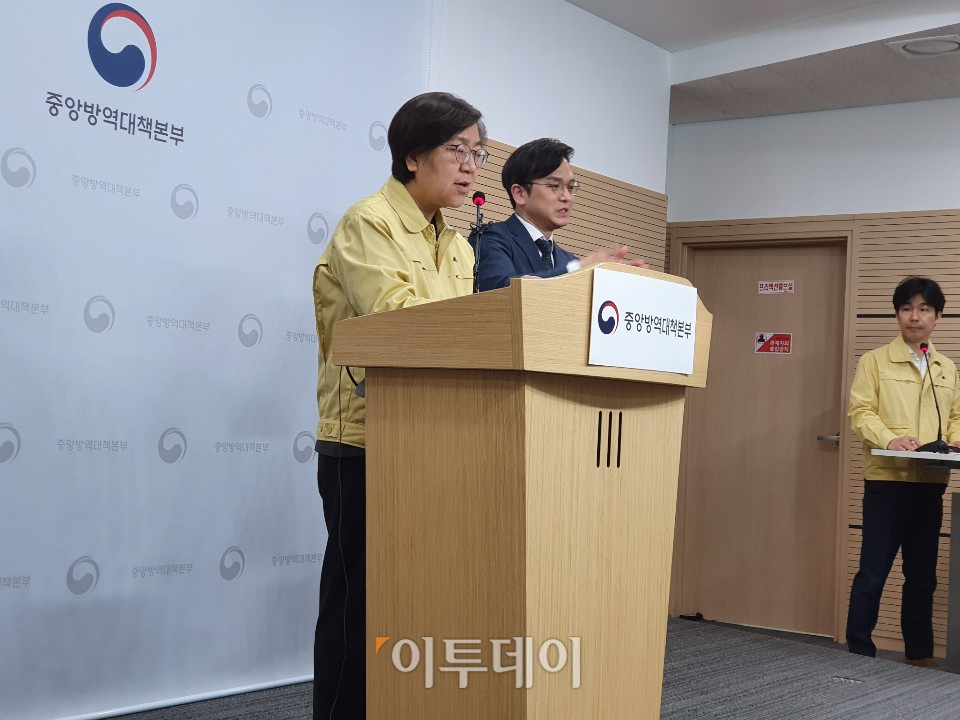 ▲정은경 중앙방역대책본부장(질병관리본부장)이 18일 충북 청주시 오송읍 질병관리본부에서 신종 코로나바이러스 감염증(코로나19) 발생 현황을 브리핑하고 있다. (세종=김지영 기자)